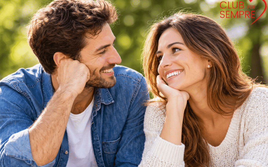 Coppia sorridente che si guarda negli occhi durante un momento di complicità